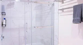 Spacious 1BR Getaway with Gym & Rooftop Views Near Downtown & Airport - Image 4