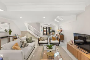 Beautiful Terrace Home With Courtyard - Image 2