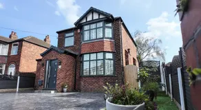 Family & Group Stay 4 Bed Room House & Free Parking & Garden & Sleeps 8 - Image 4