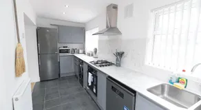 Newport 3 Bed Long Stay Van Parking M4 Access Sleeps 5 - Image 2
