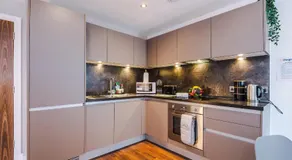 Sleek Apartment in Manchester by 53 Degrees Property, Ideal for Couples, Amazing Location! - Image 4
