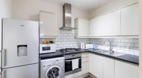 Grand 2 Bed Apartment In London - Image 3