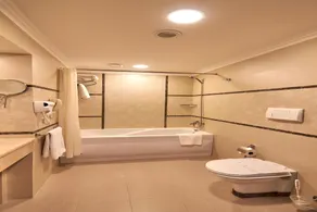 Grand Mir Hotel - Image 2