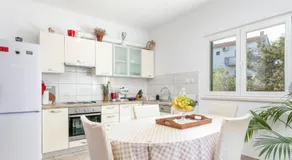 HOLIDAY HOUSE Ose - Image 2