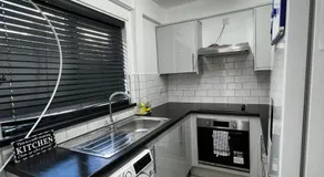 Quiet 2-Bed with Private Garden and Drive - Image 5