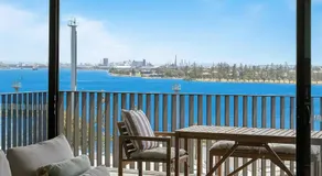 Salt & Stone - Harbour Views, Balcony & Parking x1 - Image 4