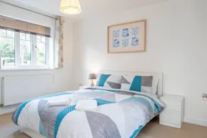Spacious 4 Bed house with parking and garden at Reading - Image 2