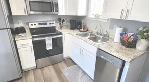 Cozy 2 Bdrm Cottage King bed - Image 2