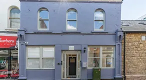 Luxe Haven - 2 min from Station - Free Parking - Courtyard - Image 3