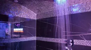 Le Majestic Spa Loveroom Jacuzzi et hammam - Image 4