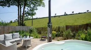Luxury Coastal Shepherds Hut with hot tub, dining dome & a 5 Minute Walk to Pubs and Village - Image 3