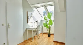 Bright Top-Floor Apartment near Naschmarkt - Image 4