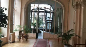 Hyper centre dans ancien palace face aux thermes - Image 4