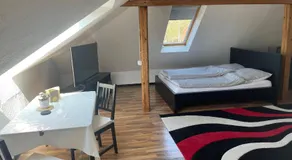 Weißes Apartmenthaus am Kanal - Image 5
