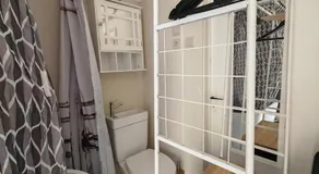 Micro studette indépendante non-fumeur LA ROSÉE ABONDANTE,10m2, 45' de Paris, sanitaires dans la même pièce que le couchage sans cloison, WiFi,TV, kitchenette, mini terrasse,jardin,canapé lit 120x180 pour gabarit léger, pas adaptée aux attentes hôtelières - Image 2