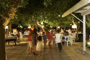Alexandra Plaza Hotel - Image 4