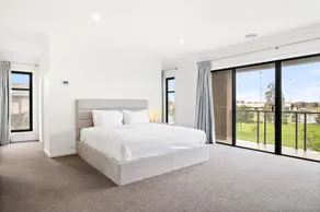 Spacious 5-Bed Home in Peaceful Point Cook - Image 2