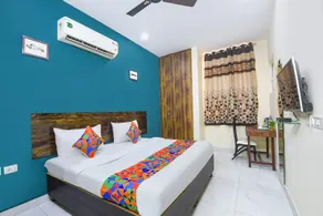 Royal Hotel - Image 2