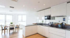 2 Bed 2 Bath Penthouse With Amazing Views with Free Parking - Image 2