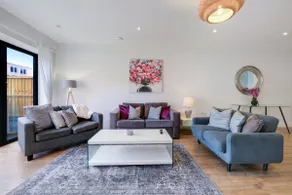 Contemporary five bedroom four bathroom house - Image 3