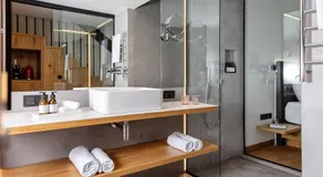 Design-Chalet mit Teilseeblick, Pool, Spa & Restaurant - Image 2