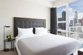 TOP FLOOR CORNER LUXURY PENTHOUSE CONDO WITH OCEAN VIEWS - Image 2
