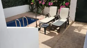 Bajo de esencia relajante con piscina privada y patio! - Image 3