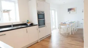 Lysander House - Modern, 4-Bed House, near Alton Towers - Image 2