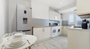Central Apartment - 16 Mins to London - Image 4