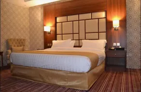 Vivid Plaza Hotel - Image 2