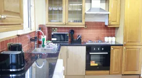Oxford Family Home Free Parking & Garden Retreat - Image 3