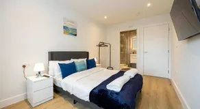 Modern 2 Bed near Wythenshawe Hospital and Manchester Airport With Parking - Image 3