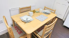 Whitburn Guest House About 7 mins Walk To The City Free Internet TV - Image 4