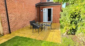 The Phantom Apartment 1 minute walk to JR, Churchill Manor Nuffield Hospitals Oxford B Uni, Sleeps 5 Guests comfortably very modern 2 rooms 3 bathrooms Private Garden - Image 3