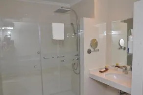 Across Hotels & Spa - Image 2