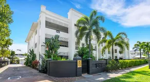 Cozy 3-Bedroom Oasis with Pool Access in Cairns - Image 5
