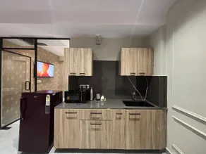 Modern Cozy Studio with King Bed & Kitchenette - Image 3