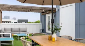 Modern Dallas Townhome with Private Rooftop, City View, Private Parking & Grill - Image 5