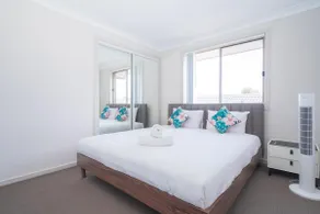 Spacious 4-Bedroom Home Near University & Shops - Image 2