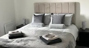 CONTRACTOR STAYS WELCOME newly refurbished 2 bedroom apartment sleeps 5 with free SECURE parking and WiFi Fully Fitted Kitchen with Washer Dryer Weekly bedding change and hoover Long Term Stay Rate available 3 miles from City Centre - Image 5