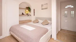 Stone Beach Apartments - Image 2