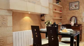 Le Grenier du Chapitre son loft avec les poutres et l'appartement une chambre sans les poutres - Image 3