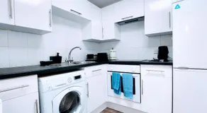 1 Bedroom Annex - Close to Frimley Hospital - Private Entrance - Image 2