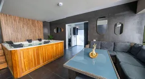 6 bedroom and Jacuzzi 1 block from LLeras P6 - Image 4