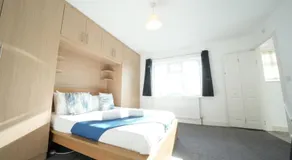 Private on suites- Private Bathroom every room-1 Bus to Heathrow Airport - Image 2
