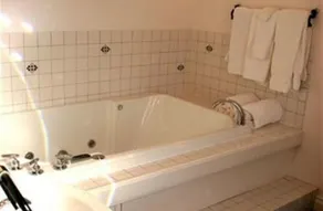 M & M Victorian Inn - Image 4