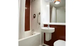 Travelodge London Twickenham - Image 5
