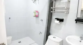 Staycation Haven with City view Free pool, Netflix, Wi-Fi - Image 4