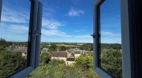 Boutique 2 storey home nr centre - Image 5
