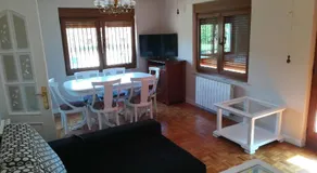 Las Higueras -casa con jardín- - Image 2